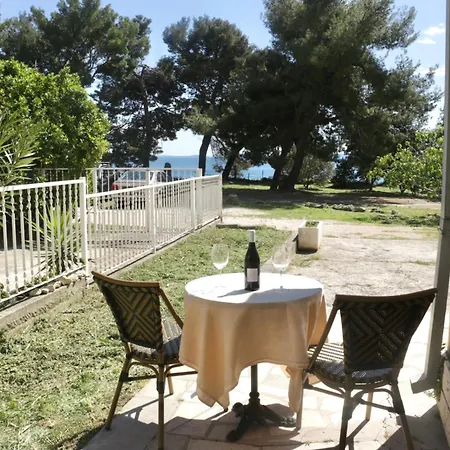 Beachfront Drazen With Patio & Parking Сплит
