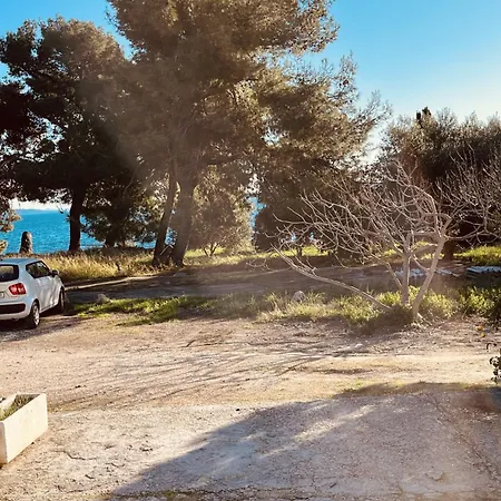 Апартаменты Beachfront Drazen With Patio & Parking Сплит