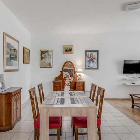 Апартаменты Beachfront Drazen With Patio & Parking Сплит