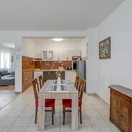 Beachfront Drazen With Patio & Parking * Сплит