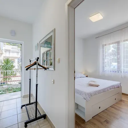 Апартаменты Beachfront Drazen With Patio & Parking *