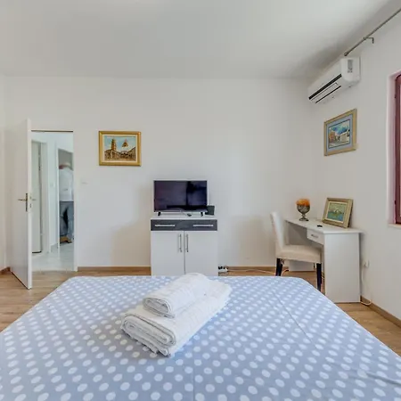 Beachfront Drazen With Patio & Parking Апартаменты Сплит