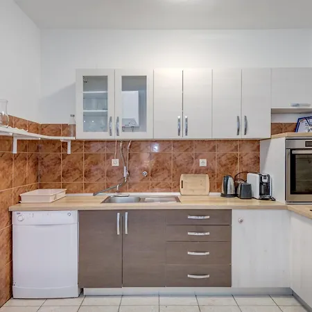 Beachfront Drazen With Patio & Parking Сплит