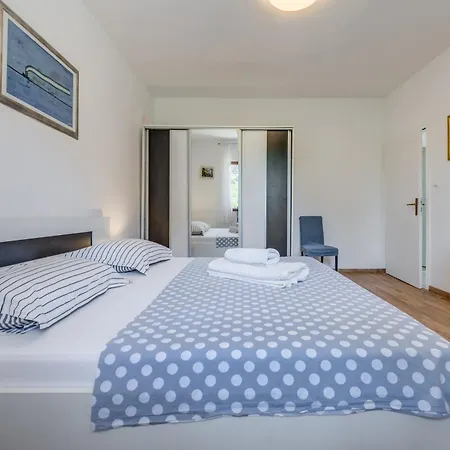 Beachfront Drazen With Patio & Parking Апартаменты *