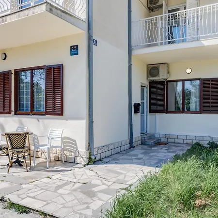 Beachfront Drazen With Patio & Parking Apartamento Split