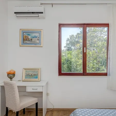 Apartamento Beachfront Drazen With Patio & Parking Split