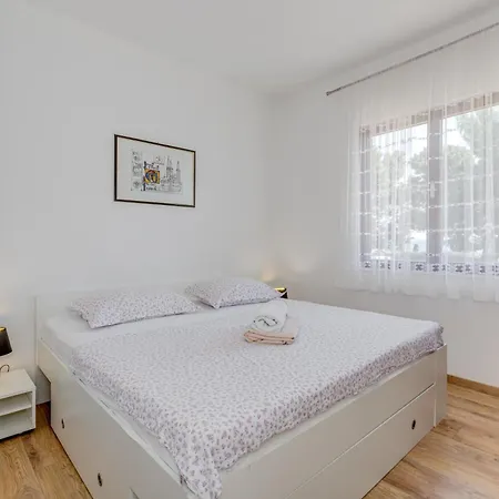 Beachfront Drazen With Patio & Parking Διαμέρισμα *