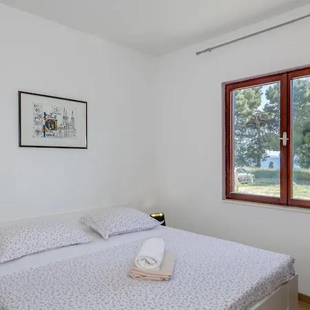 Beachfront Drazen With Patio & Parking Σπλιτ