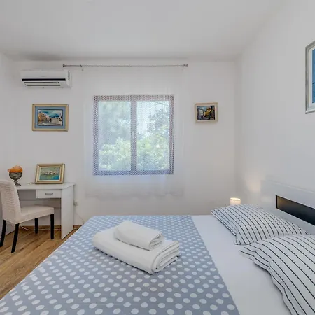 Beachfront Drazen With Patio & Parking * Σπλιτ