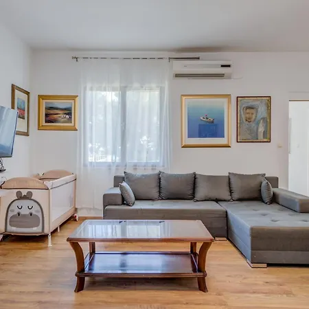 Beachfront Drazen With Patio & Parking Apartamento