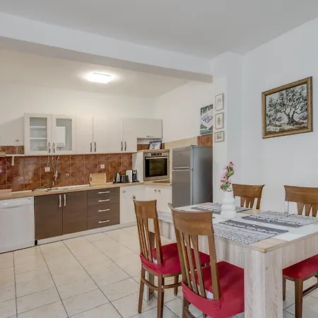 Apartamento Beachfront Drazen With Patio & Parking *