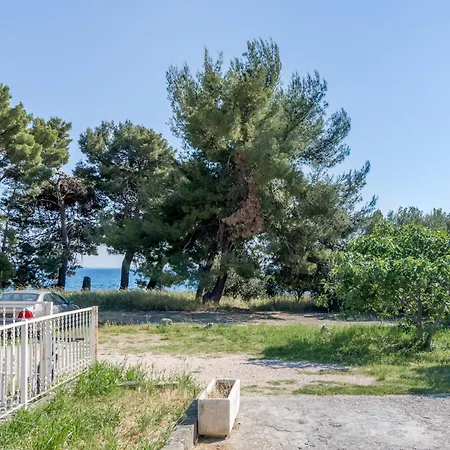 Beachfront Drazen With Patio & Parking Apartamento Split