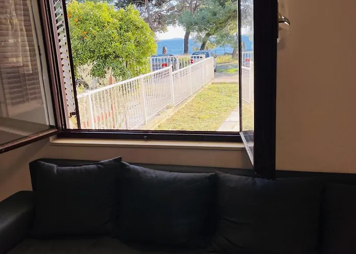Beachfront Drazen With Patio & Parking Διαμέρισμα *