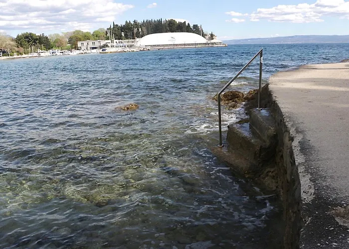 Beachfront Drazen With Patio & Parking