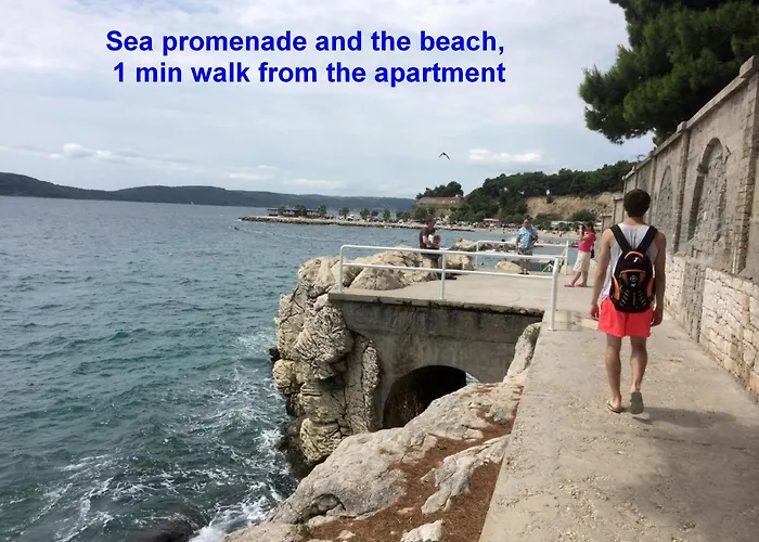 Beachfront Drazen With Patio & Parking Σπλιτ