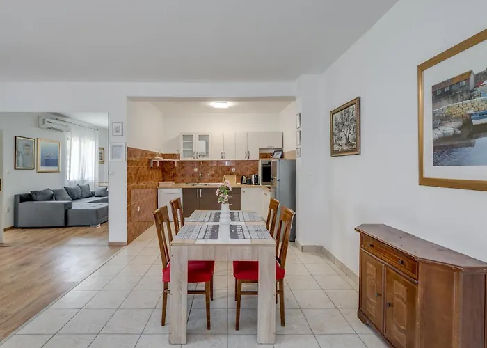 Beachfront Drazen With Patio & Parking * Σπλιτ