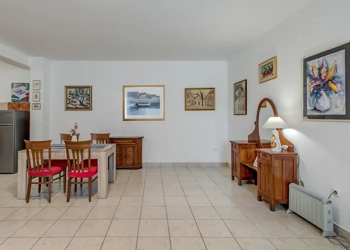 Beachfront Drazen With Patio & Parking