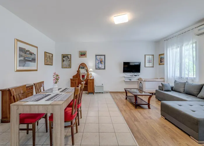 Beachfront Drazen With Patio & Parking *