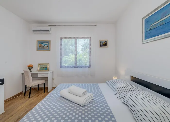 Beachfront Drazen With Patio & Parking * Σπλιτ