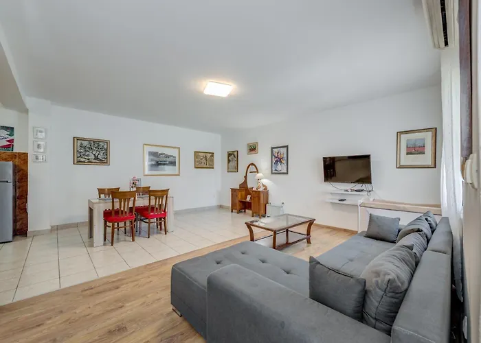Beachfront Drazen With Patio & Parking Διαμέρισμα *