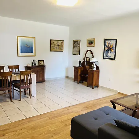 Beachfront Drazen With Patio & Parking * 스플리트