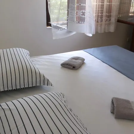Beachfront Drazen With Patio & Parking
