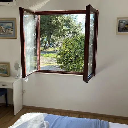 Beachfront Drazen With Patio & Parking * Split