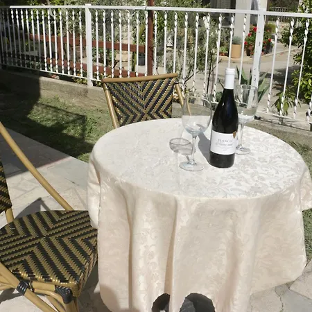 Beachfront Drazen With Patio & Parking