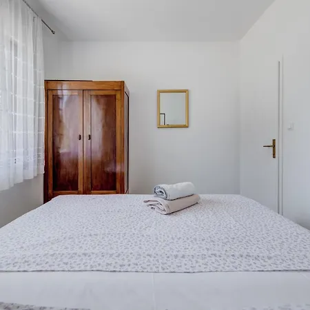 Daire Beachfront Drazen With Patio & Parking