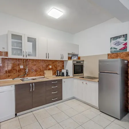 Beachfront Drazen With Patio & Parking Daire