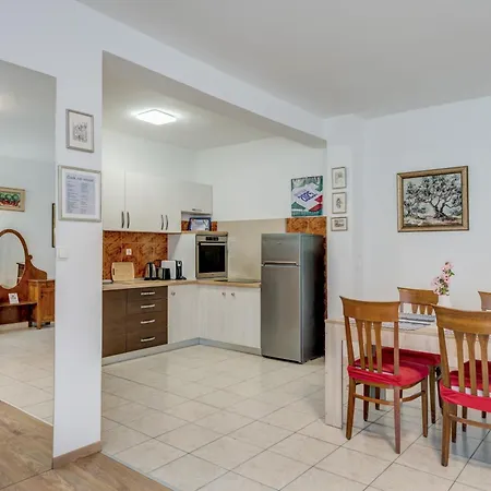 Beachfront Drazen With Patio & Parking * 스플리트