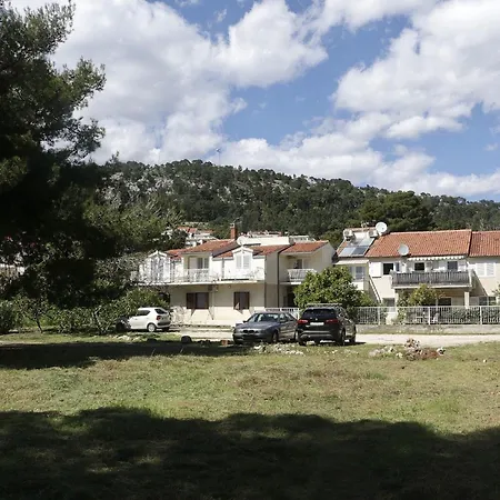 Beachfront Drazen With Patio & Parking 아파트