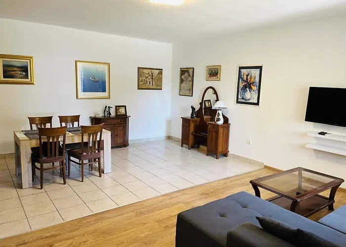 Beachfront Drazen With Patio & Parking * Split