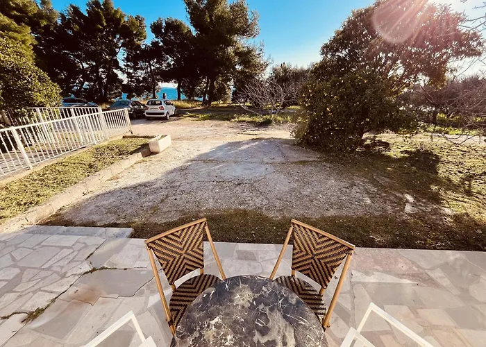 Beachfront Drazen With Patio & Parking
