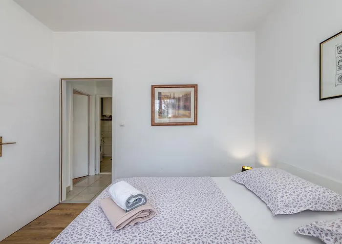 Beachfront Drazen With Patio & Parking Apartment *