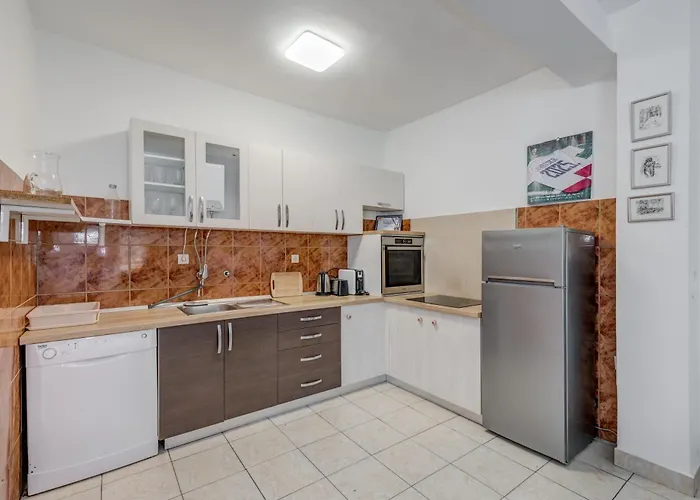 Beachfront Drazen With Patio & Parking Apartman