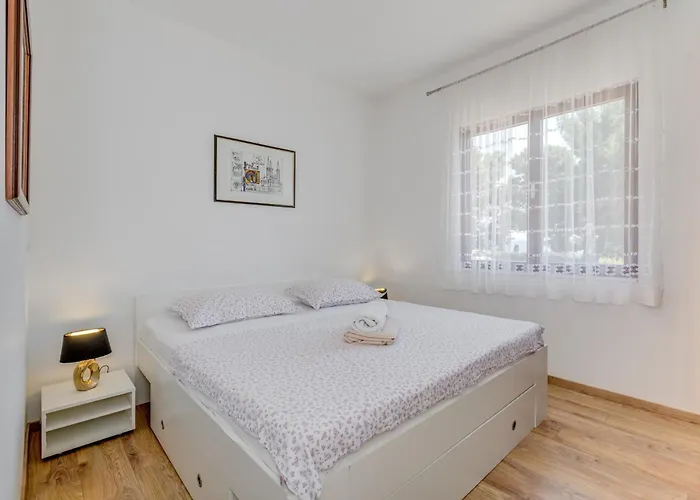 Beachfront Drazen With Patio & Parking Apartment *