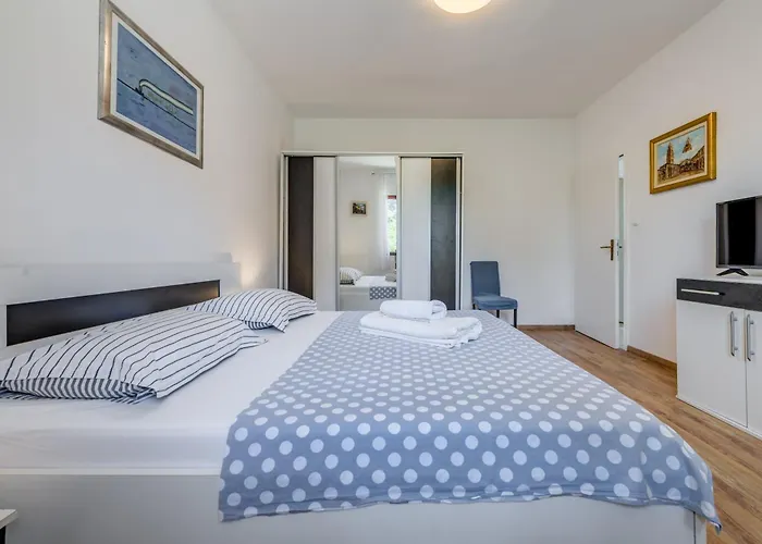 Beachfront Drazen With Patio & Parking Apartment *
