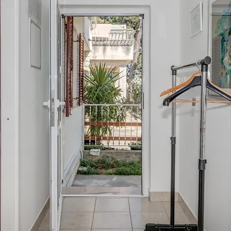 Beachfront Drazen With Patio & Parking דירה ספליט