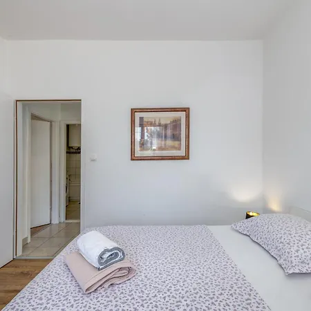 Beachfront Drazen With Patio & Parking דירה *