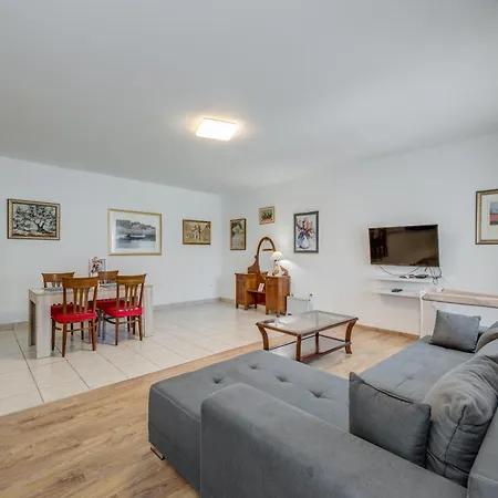 Beachfront Drazen With Patio & Parking דירה *